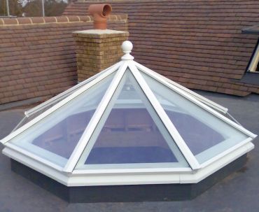 Octagonal lantern with ball finial in standard white RAL9016